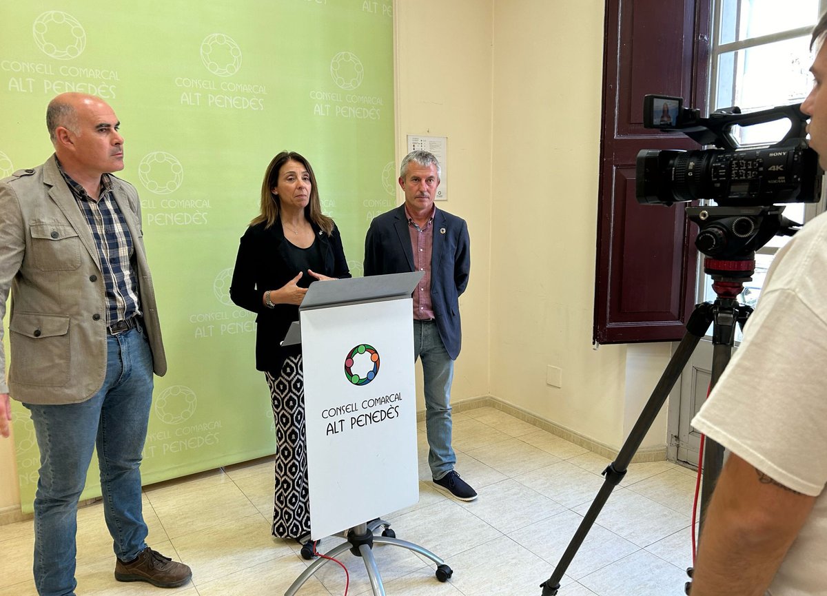 ACMunicipis's tweet photo. 📸 La presidenta @meritxellbudo participa en el Consell d'alcaldies de l'Alt Penedès acompanyada de @Xavi1971font president del @ccaltpenedes i @JoBoschMorgades president del Consell d'alcaldies, per escoltar les inquietuds dels alcaldes i explicar els serveis de l'ACM https://t.co/2D19AO4zlA