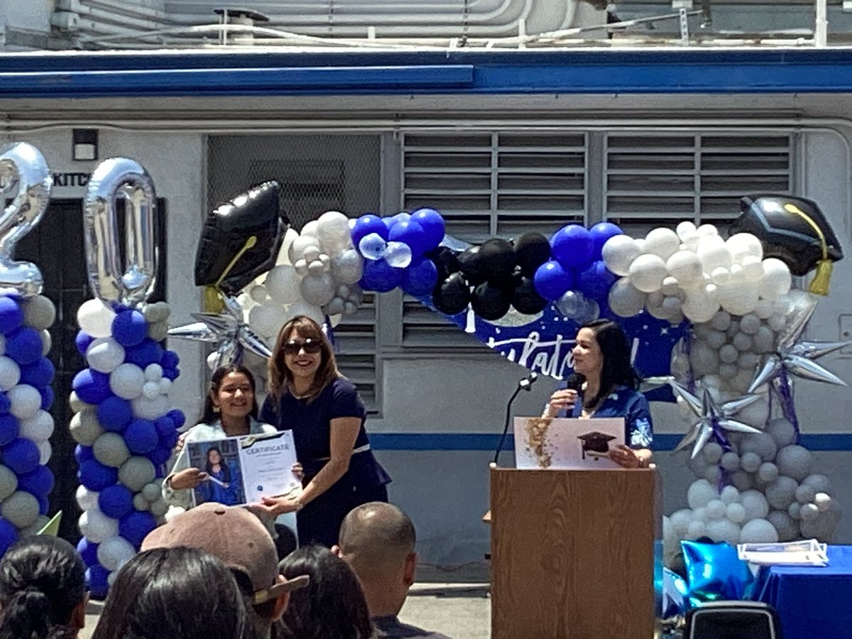 WOESwolverines's tweet photo. Congratulations to our promoting 5th grade class! 🎉🎊💐#workmanwolverinepride #workmanelementaryschool #proudtobehlpusd https://t.co/LT858jIsgs