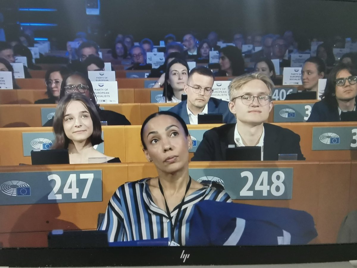 Here they are: First time #voters in the #EuropeanElections2024 watching the lead candidates LIVE debate happening now at @Europarl_EN Tune in here: multimedia.europarl.europa.eu/en #UseYourVote #EuropeanElections #Democracy #EuropeanUnion