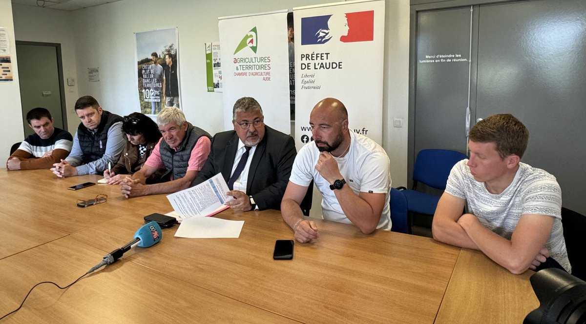 Prefet11's tweet photo. #Viticulture #FondsUrgence 🍇

Christian POUGET, @Prefet11, aux côtés de Philippe VERGNES, Président de la Chambre d'agriculture de l'Aude, a présenté les mesures de soutien à la viticulture audoise suite à la sécheresse 2023 avec l'attribution du fonds d'urgence dans le département, en présence de représentants, des @JeunesAgri de l'Aude, des @vi_aude, du Syndicat des Vignerons de l'Aude, de la @lacoopagricole et de la MSA Grand Sud.

➡️ 926 viticulteurs audois vont bénéficier d'un soutien financier de l'État pour un montant global de 9,23 M€.

➡️Une attention particulière a été apportée aux jeunes agriculteurs compte tenu de la fragilité de leur exploitation.
