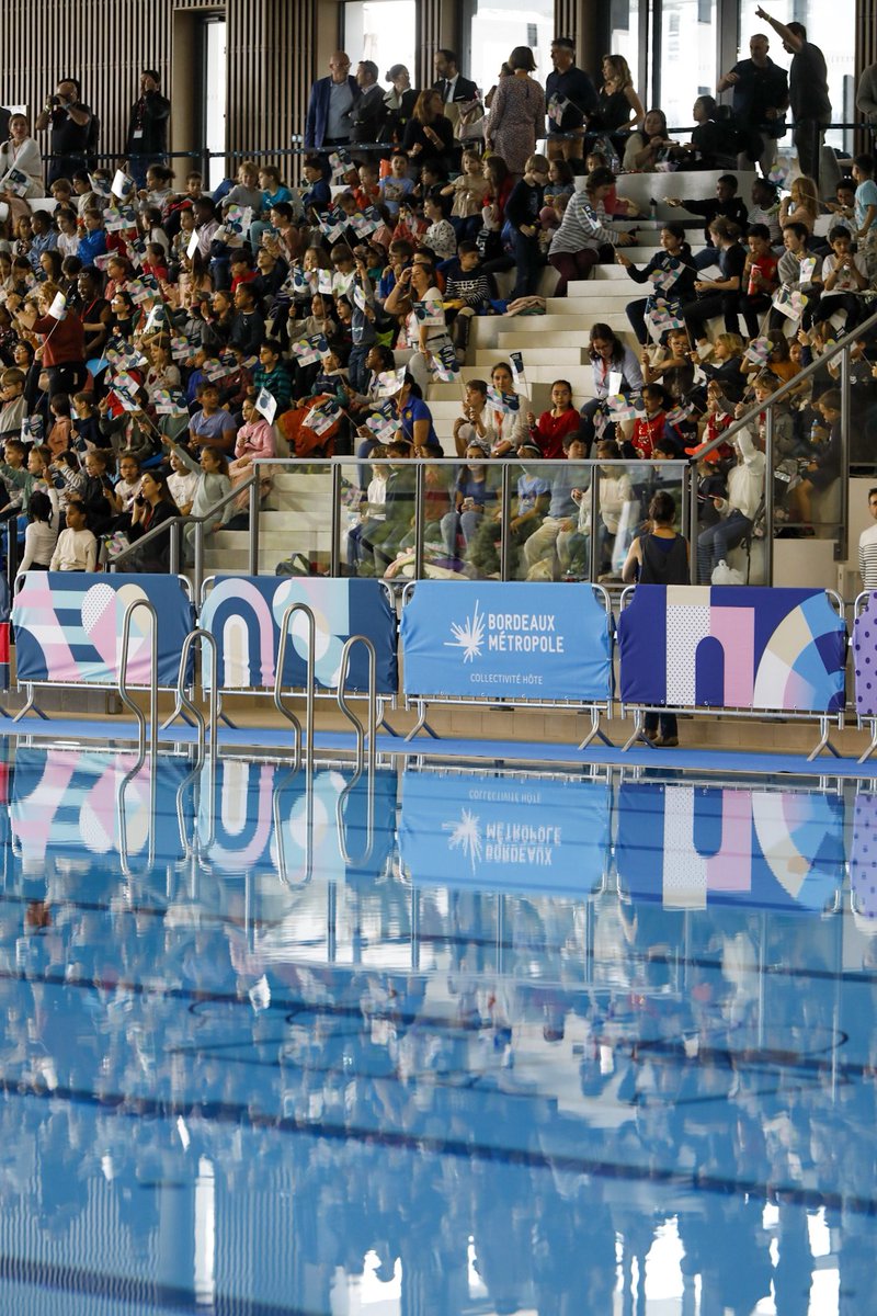 Au tour de @merignac d'accueillir la Flamme Olympique avec la porteuse Béatrice Aoustin. Au programme pour le public, une chorégraphie de natation synchronisée 🏊‍♀️ #paris2004 @paris2024