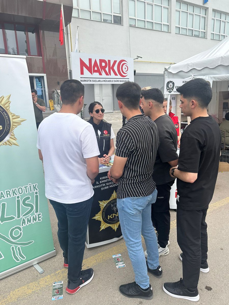 kirikkalepolis's tweet photo. Narkotik Suçlarla Mücadele Şube Müdürlüğümüzce #KaleFest 2024 etkinliklerine katılan vatandaşlarımıza; “En İyi Narkotik Polisi Anne" ve “Narko Gençlik” projeleri kapsamında bilgilendirme yapılarak UYUMA uygulaması tanıtılmıştır.
@EmniyetGM @NarkotiksmDB @TC_kkalevalilik https://t.co/rRem0clfQR