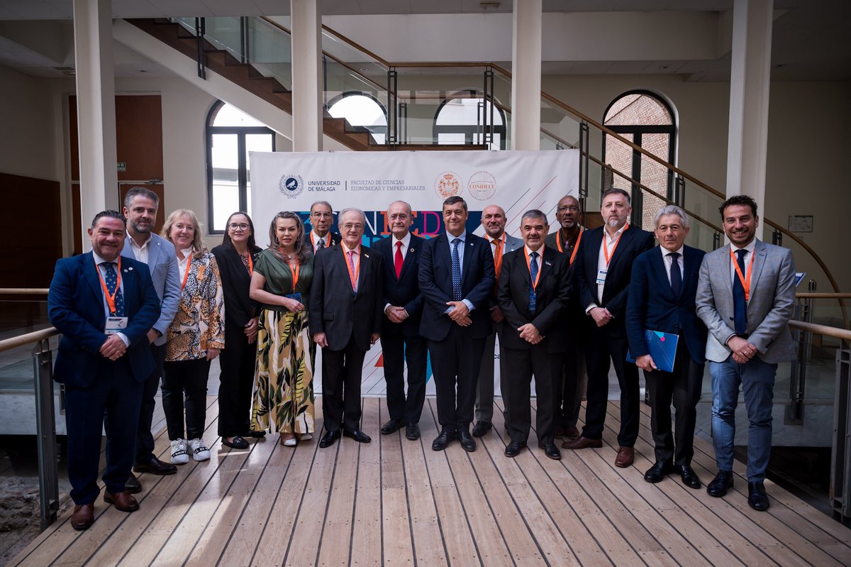 El alcalde, @pacodelatorrep, junto al edil de Economía, @carlosmconde, y el rector de @InfoUMA, @teolopezuma, ha participado en la inauguración de la 43ª reunión de decanos de las facultades de Económicas de España y primera reunión de los decanos de económicas de Iberoamérica.