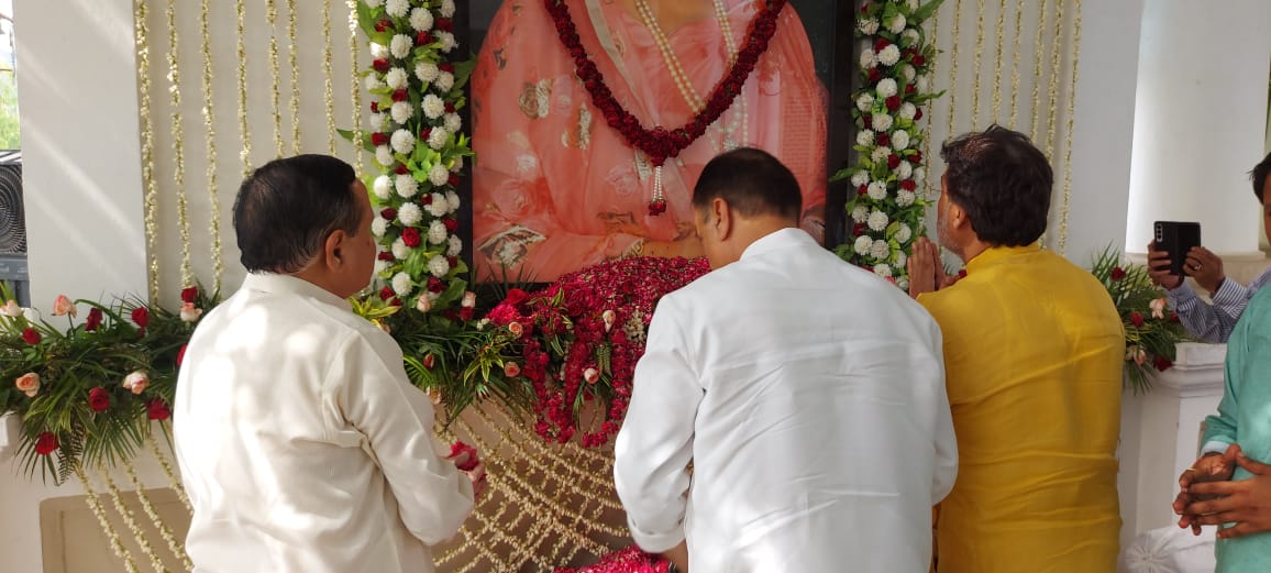 udaypratapmp's tweet photo. आज ग्वालियर पहुँचकर केंद्रीय मंत्री श्री @JM_Scindia जी की पूज्यनीय माताजी आदरणीया राजमाता माधवीराजे सिंधिया जी के दुःखद निधन पर शोक व्यक्त किया साथ ही राजमाता जी को सादर श���रद्धा सुमन अर्पित किए। https://t.co/JTLpHOUCgm