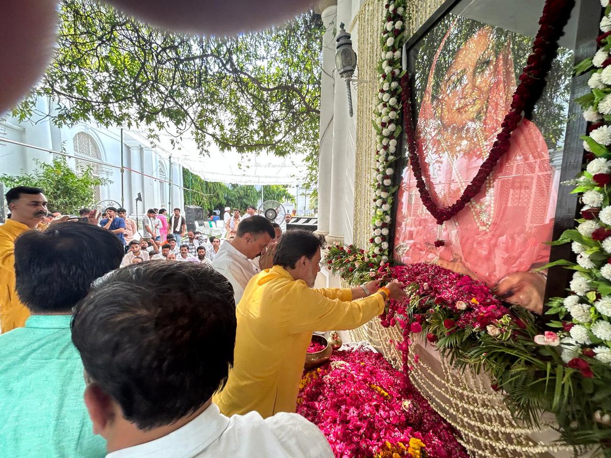udaypratapmp's tweet photo. आज ग्वालियर पहुँचकर केंद्रीय मंत्री श्री @JM_Scindia जी की पूज्यनीय माताजी आदरणीया राजमाता माधवीराजे सिंधिया जी के दुःखद निधन पर शोक व्यक्त किया साथ ही राजमाता जी को सादर श���रद्धा सुमन अर्पित किए। https://t.co/JTLpHOUCgm