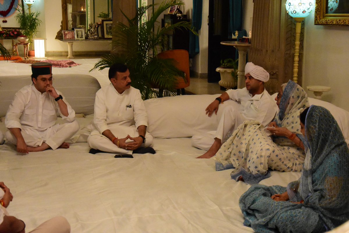 udaypratapmp's tweet photo. आज ग्वालियर पहुँचकर केंद्रीय मंत्री श्री @JM_Scindia जी की पूज्यनीय माताजी आदरणीया राजमाता माधवीराजे सिंधिया जी के दुःखद निधन पर शोक व्यक्त किया साथ ही राजमाता जी को सादर श���रद्धा सुमन अर्पित किए। https://t.co/JTLpHOUCgm