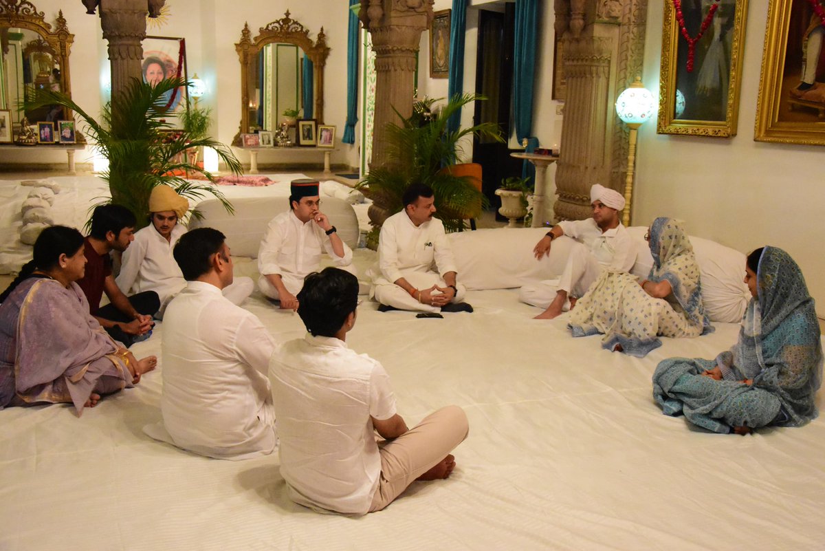 udaypratapmp's tweet photo. आज ग्वालियर पहुँचकर केंद्रीय मंत्री श्री @JM_Scindia जी की पूज्यनीय माताजी आदरणीया राजमाता माधवीराजे सिंधिया जी के दुःखद निधन पर शोक व्यक्त किया साथ ही राजमाता जी को सादर श���रद्धा सुमन अर्पित किए। https://t.co/JTLpHOUCgm