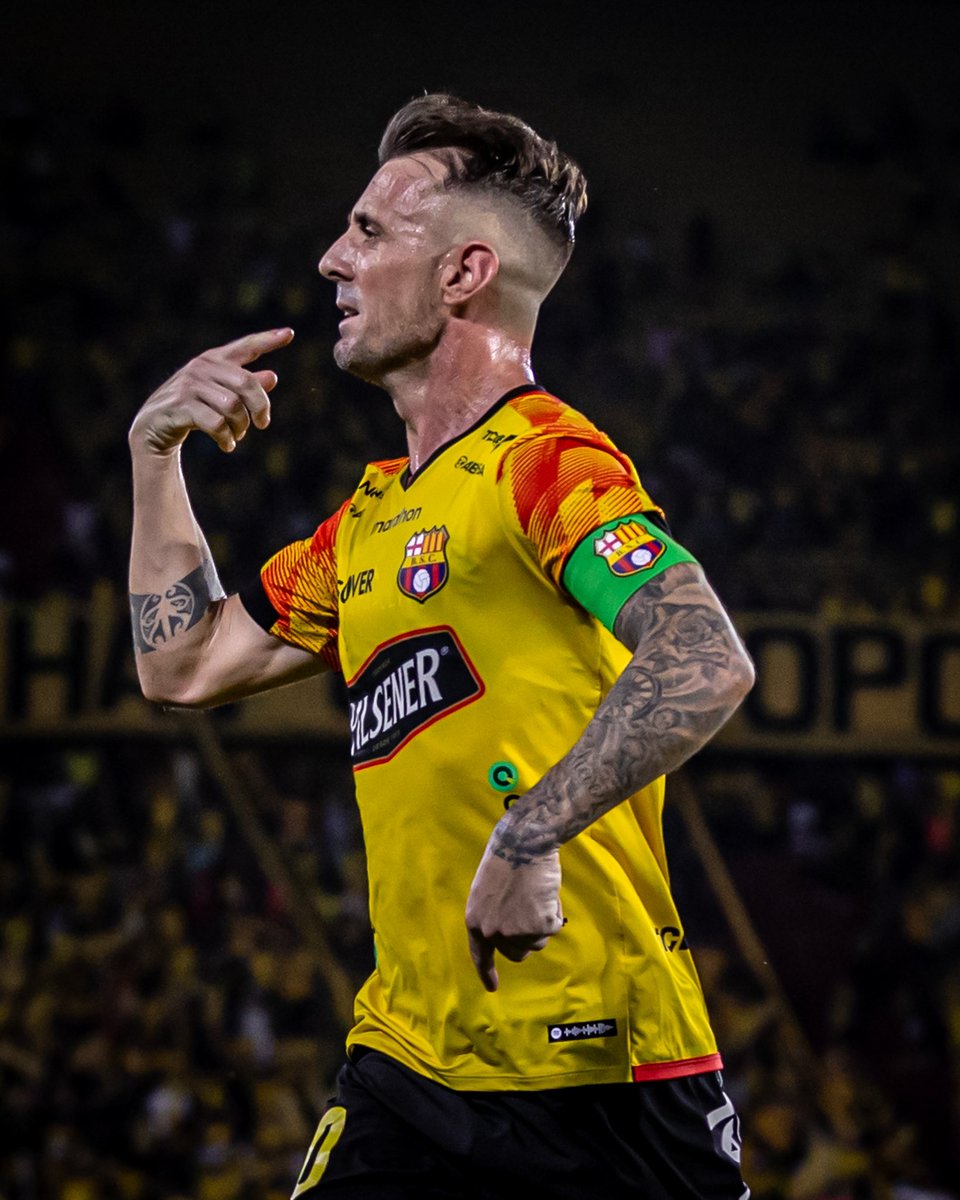BarcelonaSC's tweet photo. Siempre habrán buenos Díazzz 👋😎

#FamiliaAmarilla 
#BarcelonaSomosTodos https://t.co/XPNVCd9K4R