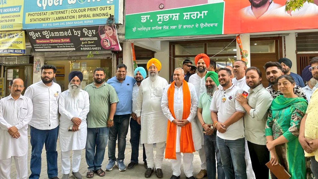 आनन्दपुर साहिब लोकसभा के अंतर्गत रूपनगर विधानसभा चुनाव कार्यालय में अल्पसंख्यक आयोग के अध्यक्ष श्री इकबाल सिंह लालपुरा जी एवं अन्य प्रमुख कार्यकर्ताओं के साथ बैठकर राष्ट्रहित में अधिक से अधिक मतदान करवाने को लेकर सार्थक चर्चा हुई।