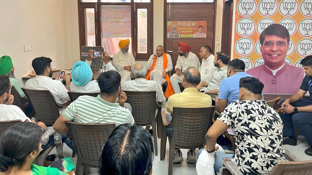 saudansinghbjp's tweet photo. आनन्दपुर साहिब लोकसभा के अंतर्गत रूपनगर विधानसभा चुनाव कार्यालय में अल्पसंख्यक आयोग के अध्यक्ष श्री इकबाल सिंह लालपुरा जी एवं अन्य प्रमुख कार्यकर्ताओं के साथ बैठकर राष्ट्रहित में अधिक से अधिक मतदान करवाने को लेकर सार्थक चर्चा हुई। https://t.co/8vEQ10vETC