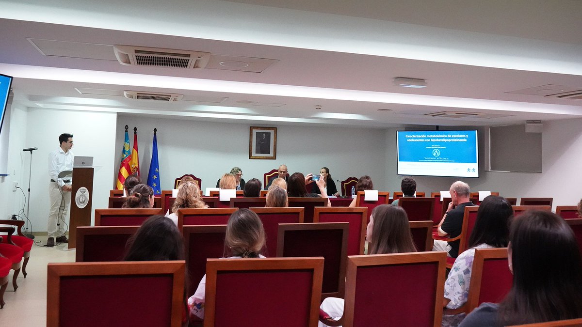 incliva_iis's tweet photo. 👏Felicitamos a Ángel Vicente Valls Arévalo (GI de Nutrición Pediátrica) por la defensa de su tesis doctoral 'Caracterización metabolómica de escolares y adolescentes con hipobetalipoproteinemia', dirigida por las Dras. Cecilia Martínez Costa y Vannina Elena Gonzalez Marrachelli. https://t.co/xYjXn3cRjj