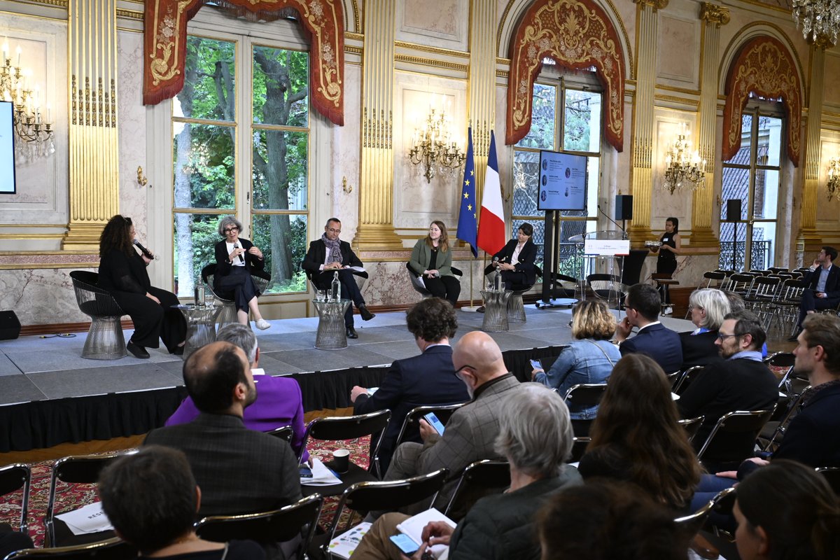 Suite à la pièce, un débat pose la question des conditions de 'Réparer la ville à l'heure des transitions : la place des quartiers populaires' animé par @NoraHamadi et avec Marie-Christine Jaillet, @c_leconte (@Architectes_org), Emmanuel Bellanger, Anne Terlez (@AggloSeineEure).