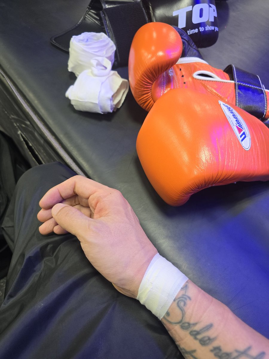 아 ㅅㅂ 고자극 포인트 너무 많아서 할말잃음... 저 ㅈㄴ 남자인 손, 밑에 타투, 그 위에 보호대(?) 감았던 흔적, 안보이는데 땀 뚝뚝 흘리고 있을 벌건 얼굴, 근데 그거 찍어서 자랑할라고 꼬물꼬물하는 반대손............