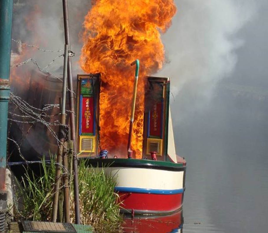 CornwallFRS's tweet photo. ⛵️🧯Smoke alarms are essential in your home, but what if you use, or live on a boat?
Do you know where to fit a smoke alarm aboard?
https://t.co/dyO2UPztPx
#BoatFireSafetyWeek https://t.co/wuvq3eg5Qb