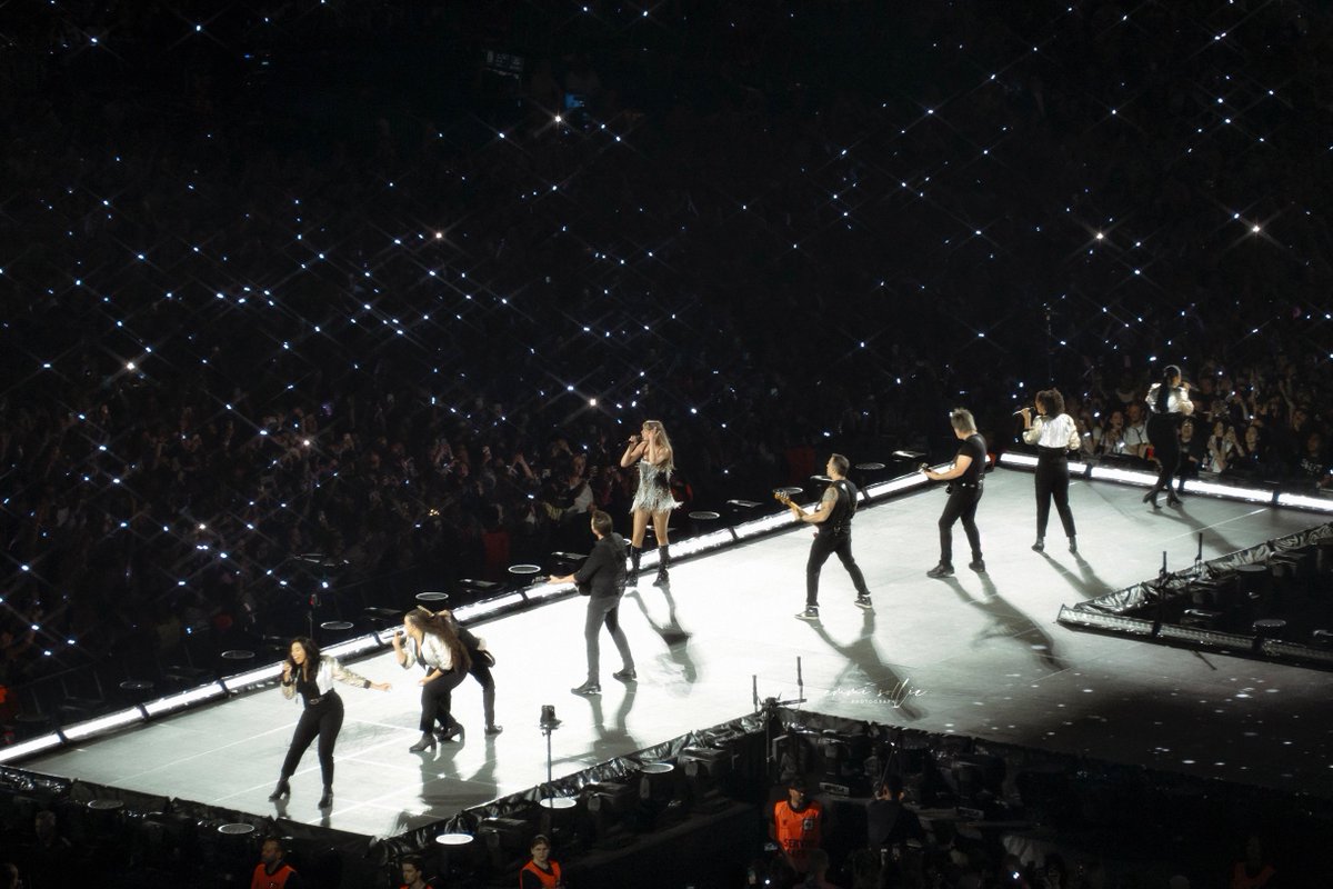 scrpioemmi's tweet photo. for a moment a band of thieves in ripped up jeans got to rule the world 💜🐉✨

do not share without credit
photo by me / @emmisphoto 

taylor swift | the eras tour in stockholm, sweden n3 @taylorswift13 @taylornation13 #stockholmtstheerastour https://t.co/2LNcvrdqMg