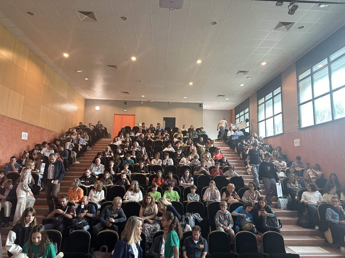 Tables rondes, échanges avec des experts : les éco-délégués de plus de 50 collèges présents au Forum académique des éco-délégués des collèges pour penser le changement climatique, la préservation des ressources en eau ou encore la biodiversité marine &amp; terrestre <a href="/VilleDraguignan/">Ville de Draguignan</a>