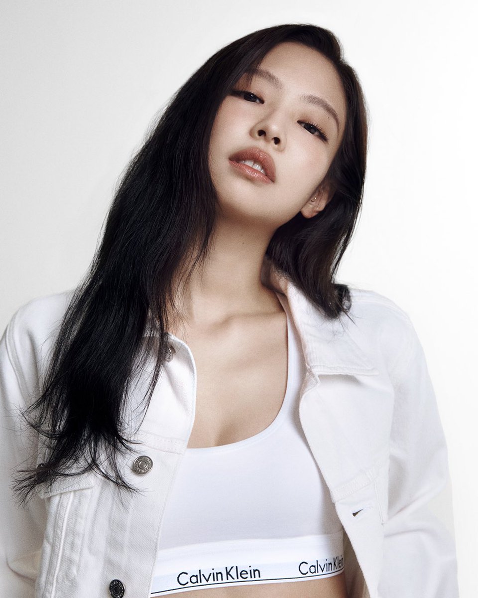 PopCrave's tweet photo. JENNIE of BLACKPINK looks impeccable for Calvin Klein. https://t.co/r2F3F7OfQ0