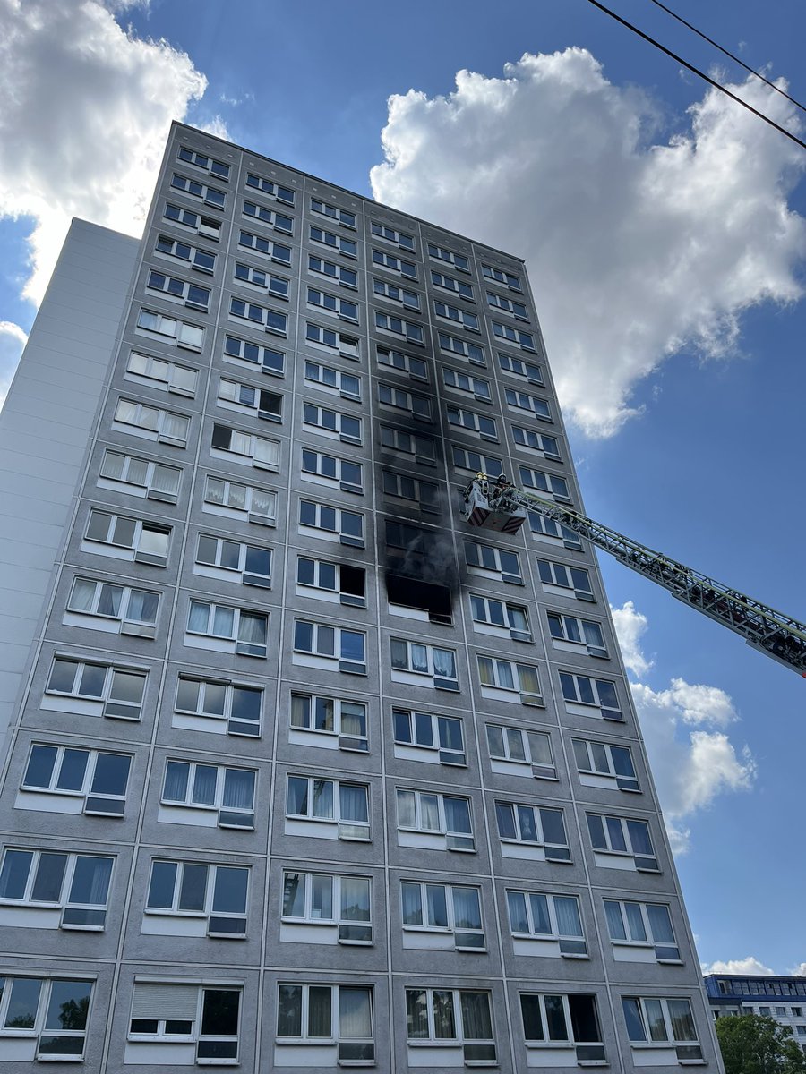 Wohnungsbrand 6.Etage in Punkthochhaus , 1 Person reanimiert, Philipp Rosenthal Straße 3 Löschzüge, MANV15