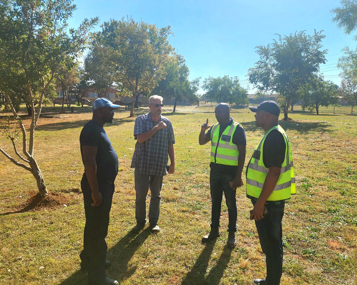 Theo76878340's tweet photo. Another productive day with another goal achieved in Riverlea, Ward 68. After much reporting and escalating to light up our Park Facility's, safe to say I met with CityParks and Team to get the project off the ground @JoburgParksZoo @CityofJoburgZA
#CalledToServe #RebuildJoburg https://t.co/JvUlmbcrTC