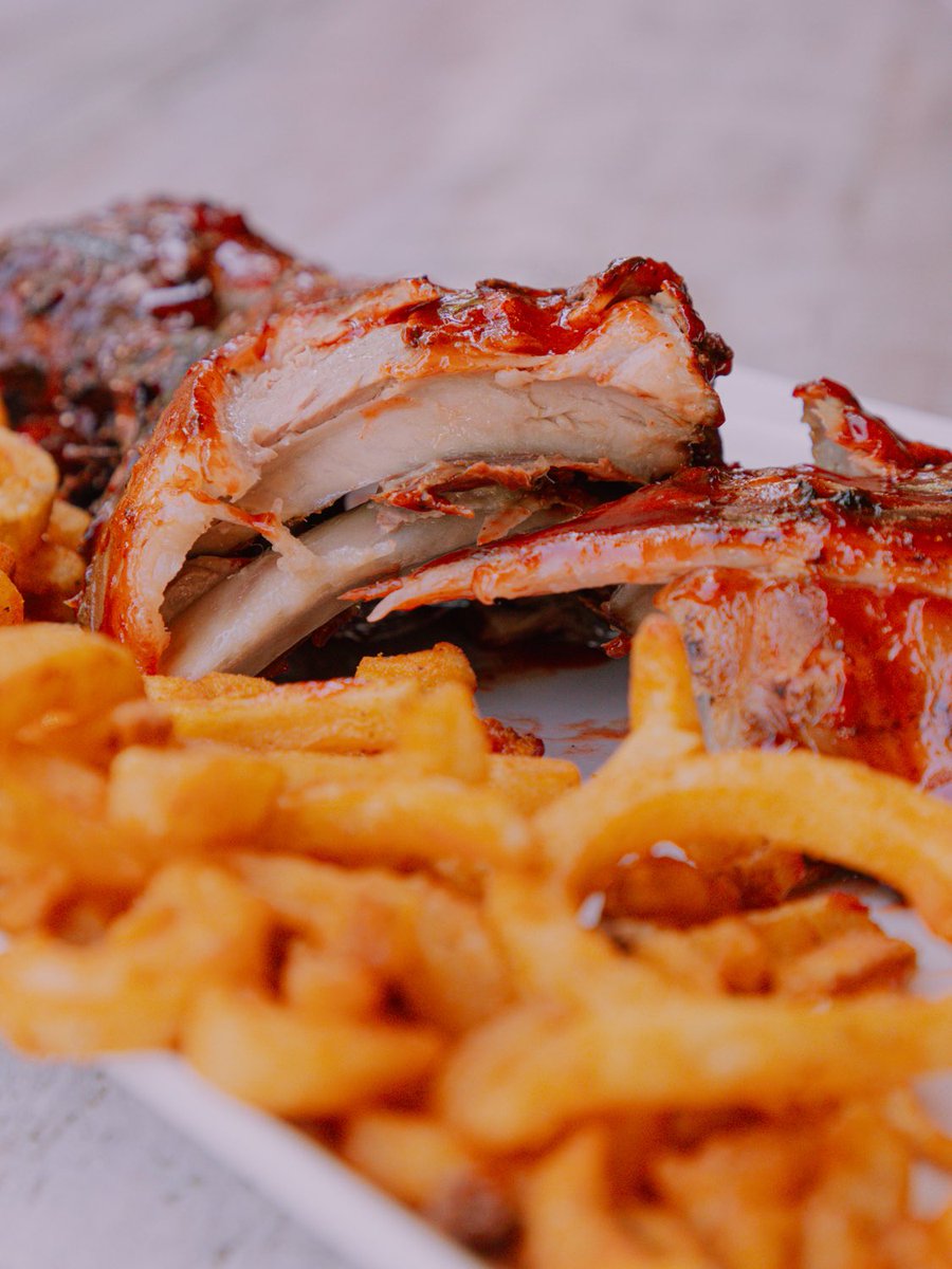 I was just a regular person until I met these ribs 😂 Juicy, fall-off-the-bone baby back ribs in Quarterdeck’s signature sweet barbecue sauce 🤤 

#endlesssummer #ftlauderdale #fortlauderdale #visitftlauderdale #quarterdeck #quarterdeckrestaurants #foodofinstagram #foodie