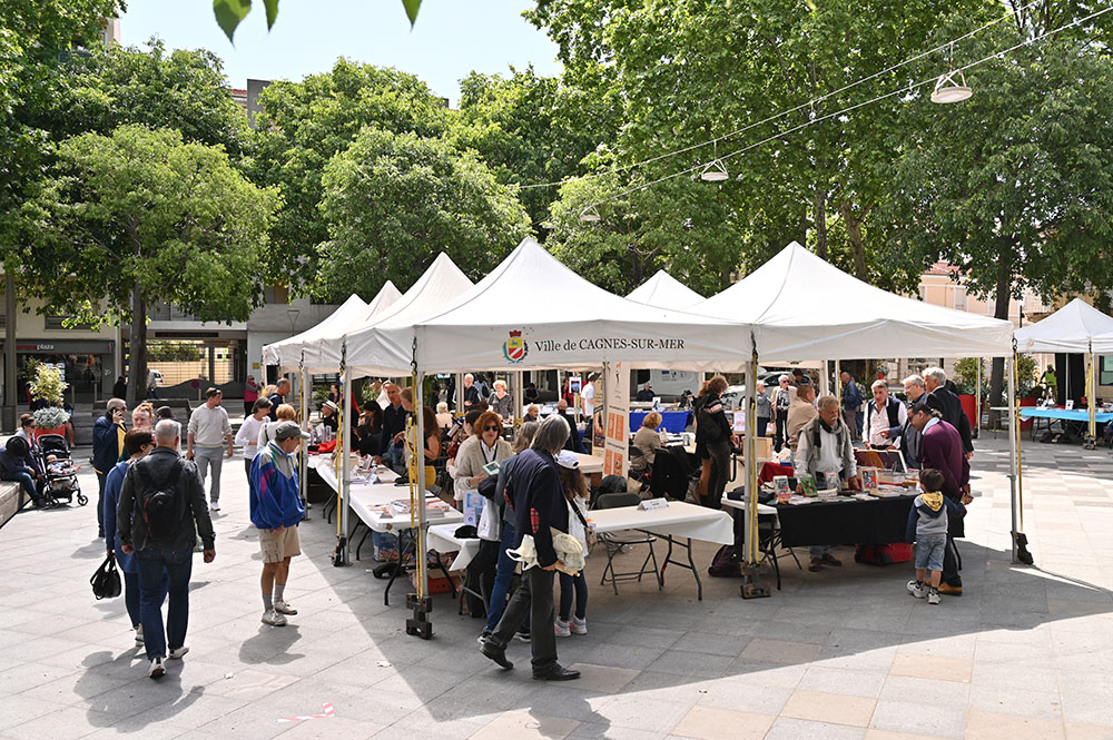 La ville de #cagnessurmer vous souhaite une belle journée ! 😍 Nous vous donnons rendez-vous sur la Place de Gaulle pour la 10e édition du salon du livre de 9h30 à 18h ! 📚 📸 Ville de Cagnes-sur-Mer #cagnessurmer #livre #evenement #salon #pictureoftheday #frenchriviera