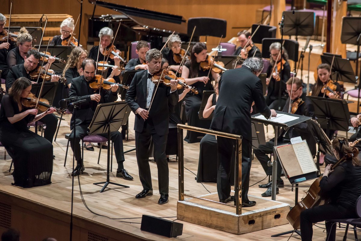 Tune in to @BBCRadio3 tonight at 7.30pm to hear @maestromena lead a programme of sun-kissed music by Berlioz, Ravel and Falla.

@JamesEhnes joins us for music by Saint-Saëns and Sarasate.  

Recorded @BridgewaterHall on 13 April.📻
 bbc.in/3Ka65GP 

📷 Chris Payne