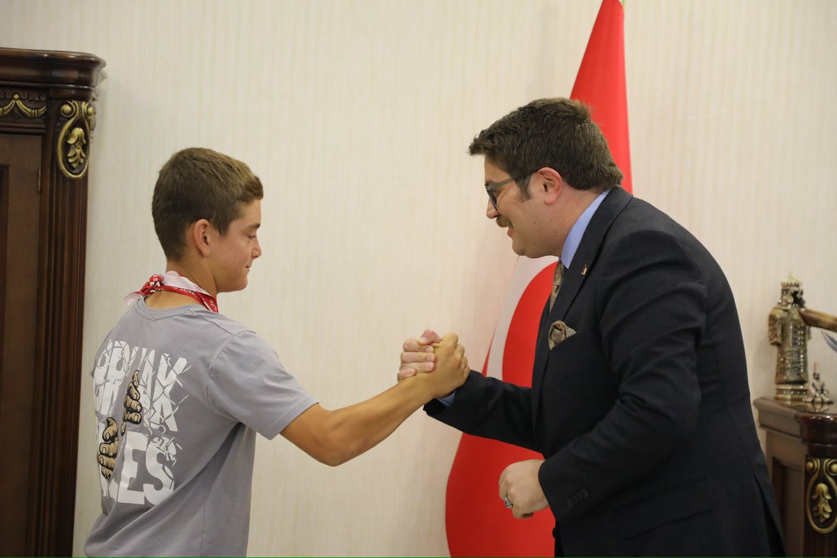 Vir_Kaymakamlik's tweet photo. Bilek Güreşi Türkiye şampiyonası Küçük Erkekler kategorisi 40 kg sol kol Türkiye şampiyonu olan Gezdik Ortaokulu’dan öğrencimiz Abdulsamet Gören, İlçe Milli Eğitim Müdürü Çetin Gören ve Okul Müdürü İbrahim Eliş  İlçe Kaymakamımız Sn. Önder Koç’u makamında ziyaret etti. 

Kaymakamımız Sn. Önder Koç,  nazik ziyaretlerinden ötürü kendilerine teşekkür ederek Türkiye https://t.co/xzWFJhLHv1 olan öğrencimiz Abdulsamet Gören’i  ve onu yetiştiren Beden Eğitimi Öğretmeni Adnan Aslan’ı tebrik etti ve  başarılarının devamını diledi.
@onderkoc13