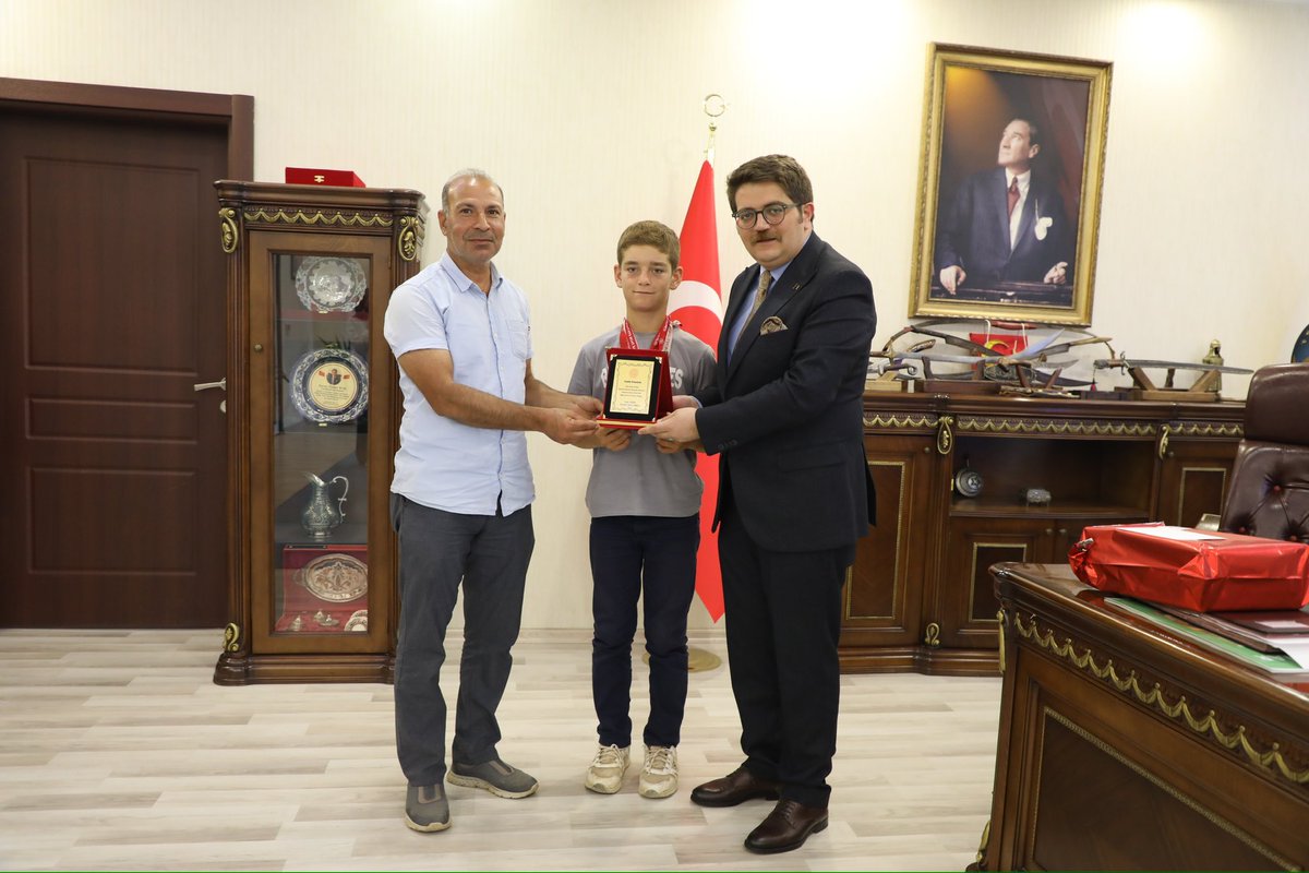 Vir_Kaymakamlik's tweet photo. Bilek Güreşi Türkiye şampiyonası Küçük Erkekler kategorisi 40 kg sol kol Türkiye şampiyonu olan Gezdik Ortaokulu’dan öğrencimiz Abdulsamet Gören, İlçe Milli Eğitim Müdürü Çetin Gören ve Okul Müdürü İbrahim Eliş  İlçe Kaymakamımız Sn. Önder Koç’u makamında ziyaret etti. 

Kaymakamımız Sn. Önder Koç,  nazik ziyaretlerinden ötürü kendilerine teşekkür ederek Türkiye https://t.co/xzWFJhLHv1 olan öğrencimiz Abdulsamet Gören’i  ve onu yetiştiren Beden Eğitimi Öğretmeni Adnan Aslan’ı tebrik etti ve  başarılarının devamını diledi.
@onderkoc13