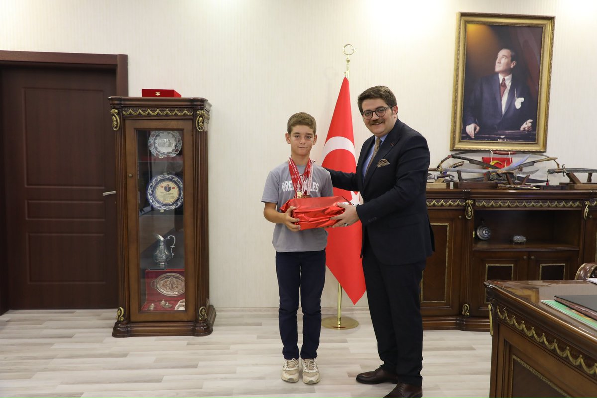 Vir_Kaymakamlik's tweet photo. Bilek Güreşi Türkiye şampiyonası Küçük Erkekler kategorisi 40 kg sol kol Türkiye şampiyonu olan Gezdik Ortaokulu’dan öğrencimiz Abdulsamet Gören, İlçe Milli Eğitim Müdürü Çetin Gören ve Okul Müdürü İbrahim Eliş  İlçe Kaymakamımız Sn. Önder Koç’u makamında ziyaret etti. 

Kaymakamımız Sn. Önder Koç,  nazik ziyaretlerinden ötürü kendilerine teşekkür ederek Türkiye https://t.co/xzWFJhLHv1 olan öğrencimiz Abdulsamet Gören’i  ve onu yetiştiren Beden Eğitimi Öğretmeni Adnan Aslan’ı tebrik etti ve  başarılarının devamını diledi.
@onderkoc13