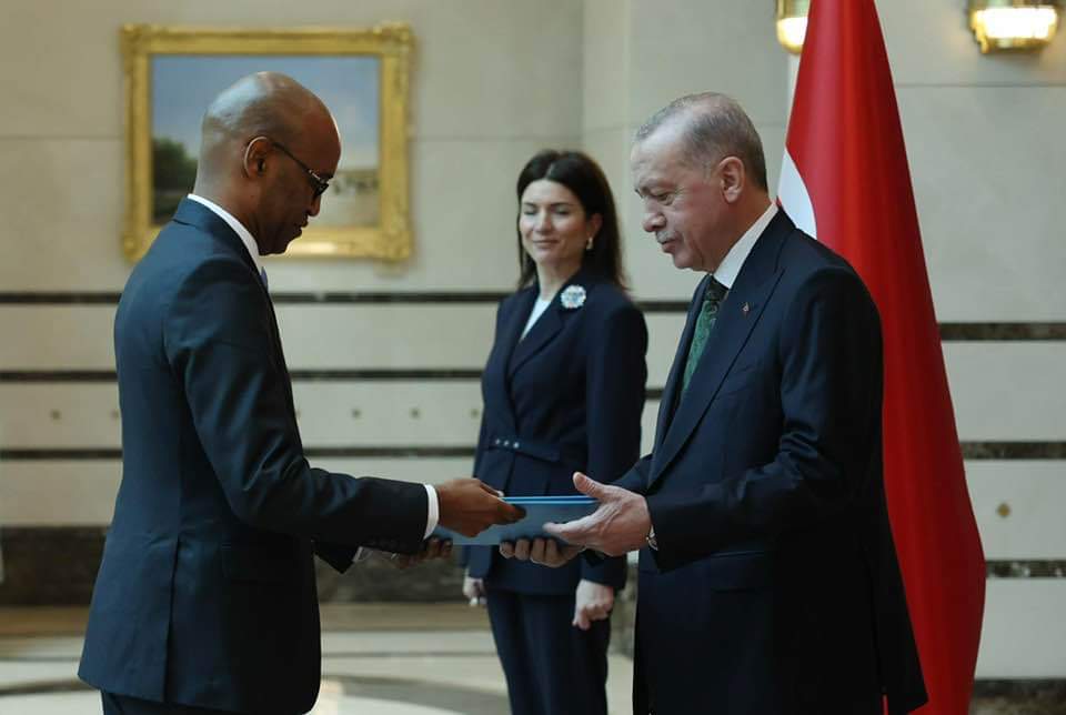Fathudin_Ospite's tweet photo. Honoured to present my credentials to President Recep Tayyip Erdoğan. On this occasion, I expressed my deep appreciation to President Erdoğan for his steadfast support to Somalia .🇸🇴🇹🇷 https://t.co/msacJ6DAlf