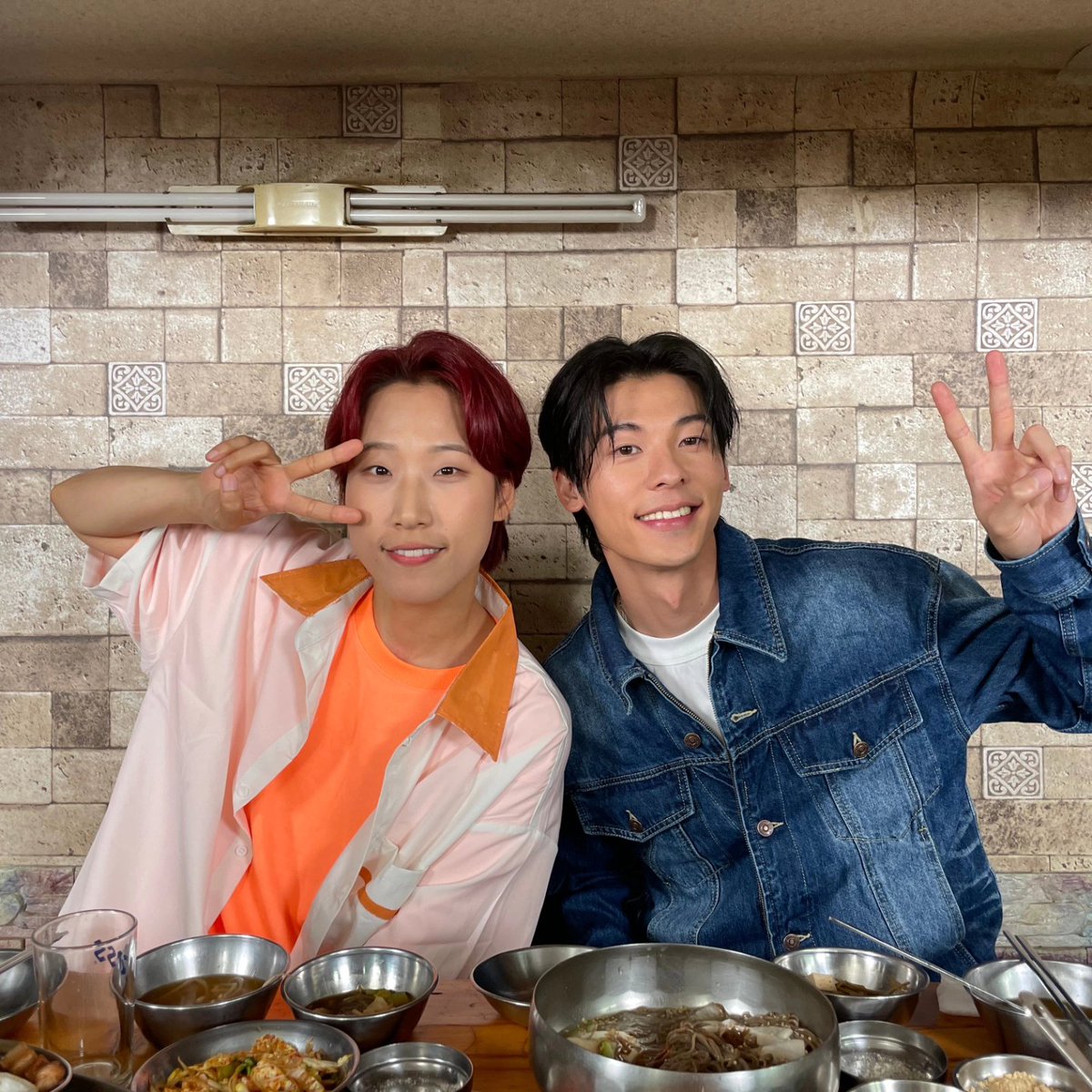 mcastle_kr's tweet photo. 광한 X 재재 ���남이 이번이 두 번째라구요 …? 
문명특급과 특급재미 몰고갑니다🔥🔥🔥 배꼽 조심😉
#청춘18X2 #청춘너이길 #내한1일차 #문명특급 #재재 https://t.co/u6dpPR8Tjq