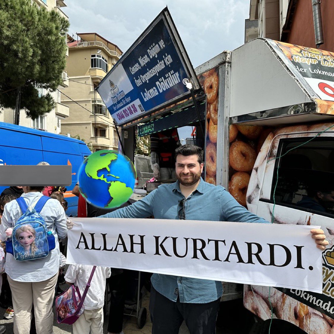 Maltepe'de sevgilisi tarafından terk edilen bir erkek, “Allah kurtardı.” pankartıyla lokma döktürdü.