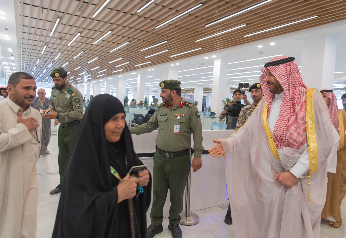 الأمير فيصل بن خالد بن سلطان يتفقّد الخدمات المقدمة لحجاج جمهورية العراق في منفذ جديدة عرعر.
spa.gov.sa/ar/w2109213
#واس_حج45 | #واس_عام