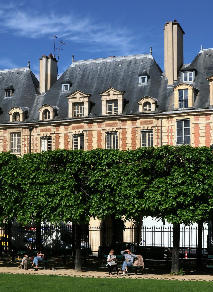 Sunny Place des Vosges is the perfect pitstop to relax...#Paris #Travel #ThursdayVibes #France #ThursdayThought #architecture #Parisjetaime 📸 Satvik ♥️💞