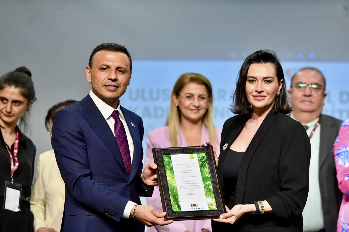 İstanbul Topkapı Üniversitesi'nde gerçekleşen 4. Uluslararası Küresel Dünyada Kadın Kongresi'ne misafir olduk. Dr. Özgenur Reyhan Güler moderatörlüğünde; Bakırköy Belediye Başkanımız Dr. Ayşegül Ovalıoğlu, Maltepe Belediye Başkanımız Esin Köymen ve Doç. Dr. Zeynep Banu Dalaman