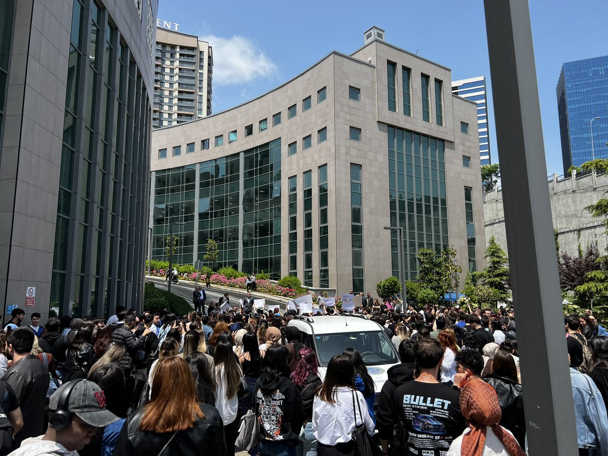 Haliç Üniversitesi öğrencisi "Türkiye'li" rektörü protesto ediyor.

#HaliçteSözÖğrencide #HaliçÜniversitesi <a href="/halicedu/">Haliç Üniversitesi</a>