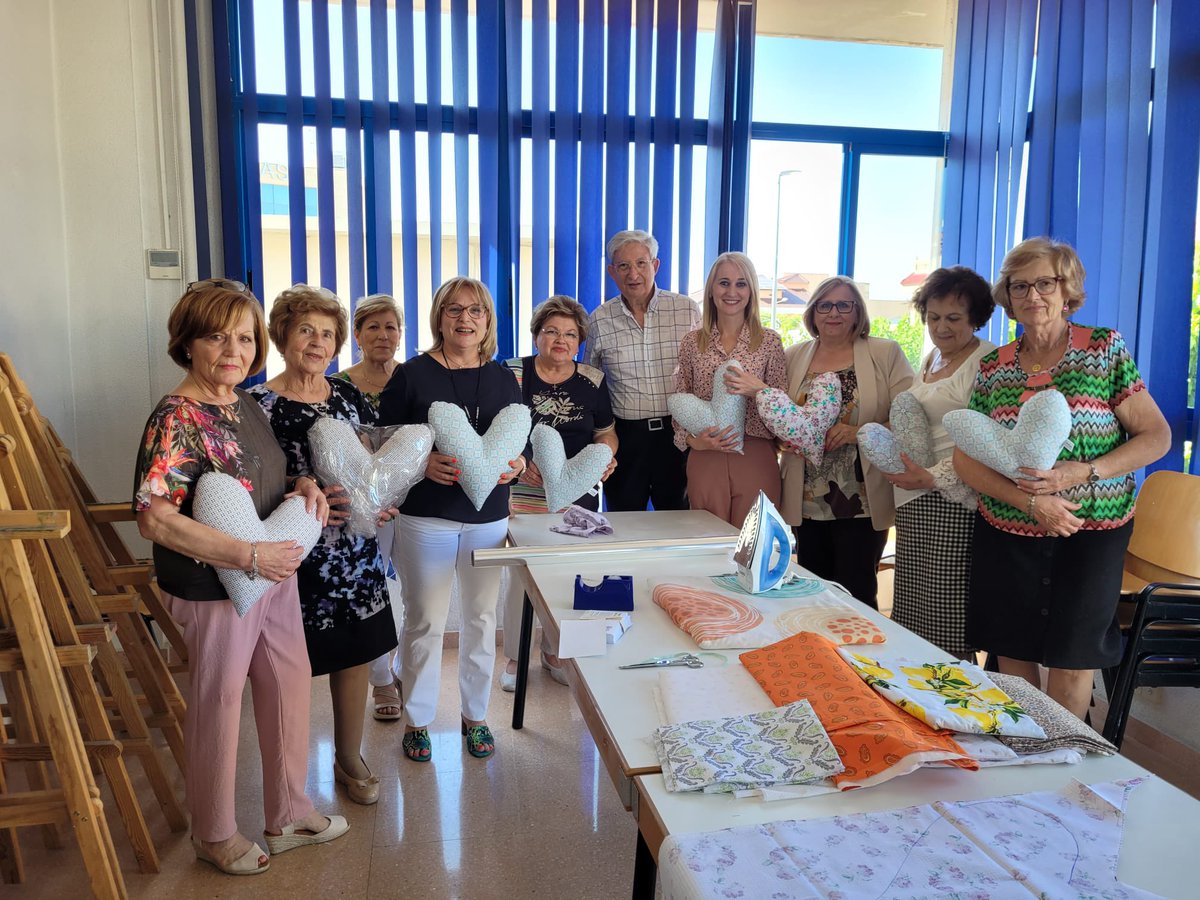 Ayer recibimos la visita de la Delegada del Gobierno, <a href="/mariolaguevara/">Mariola Guevara Cava</a>, en nuestro taller de confección de la almohada del corazón para pacientes de cáncer mama. Una visita donde ha podido comprobar la labor de nuestro voluntariado en la Junta Local de Zarandona.