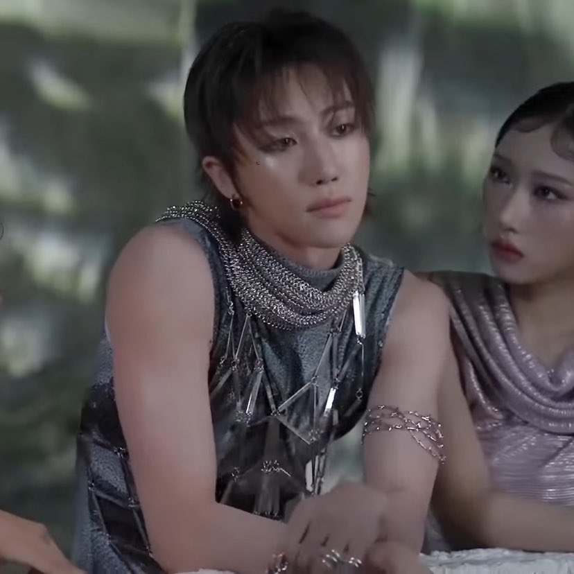 i need to watch them be lesbians together