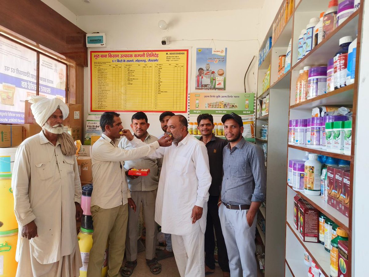 Celebrating 🎉 their milestone with laddoos !! BOD of Bhura Baba Farmers Producer Company #FPO, Jaisalmer #Rajasthan achieved a turnover of ₹11.5 crore in the last fiscal 💐 Sweet success of hard work. @AgriGoI @PIB_India @mygovindia #VocalForLocal