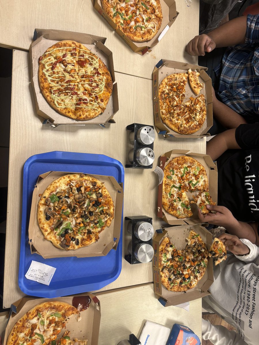 Wrapping up everything and saying bye to those cute faces thanking us for the treats, it was time to feed some pizzas to the volunteers🍕

Grateful for this super special day!❤️