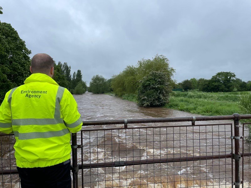 After the heavy rainfall in the last 24 hours, our officers have been out across the region today. Despite it being an improving picture, we encourage members of the public to check their flood risk here: check-for-flooding.service.gov.uk/alerts-and-war…