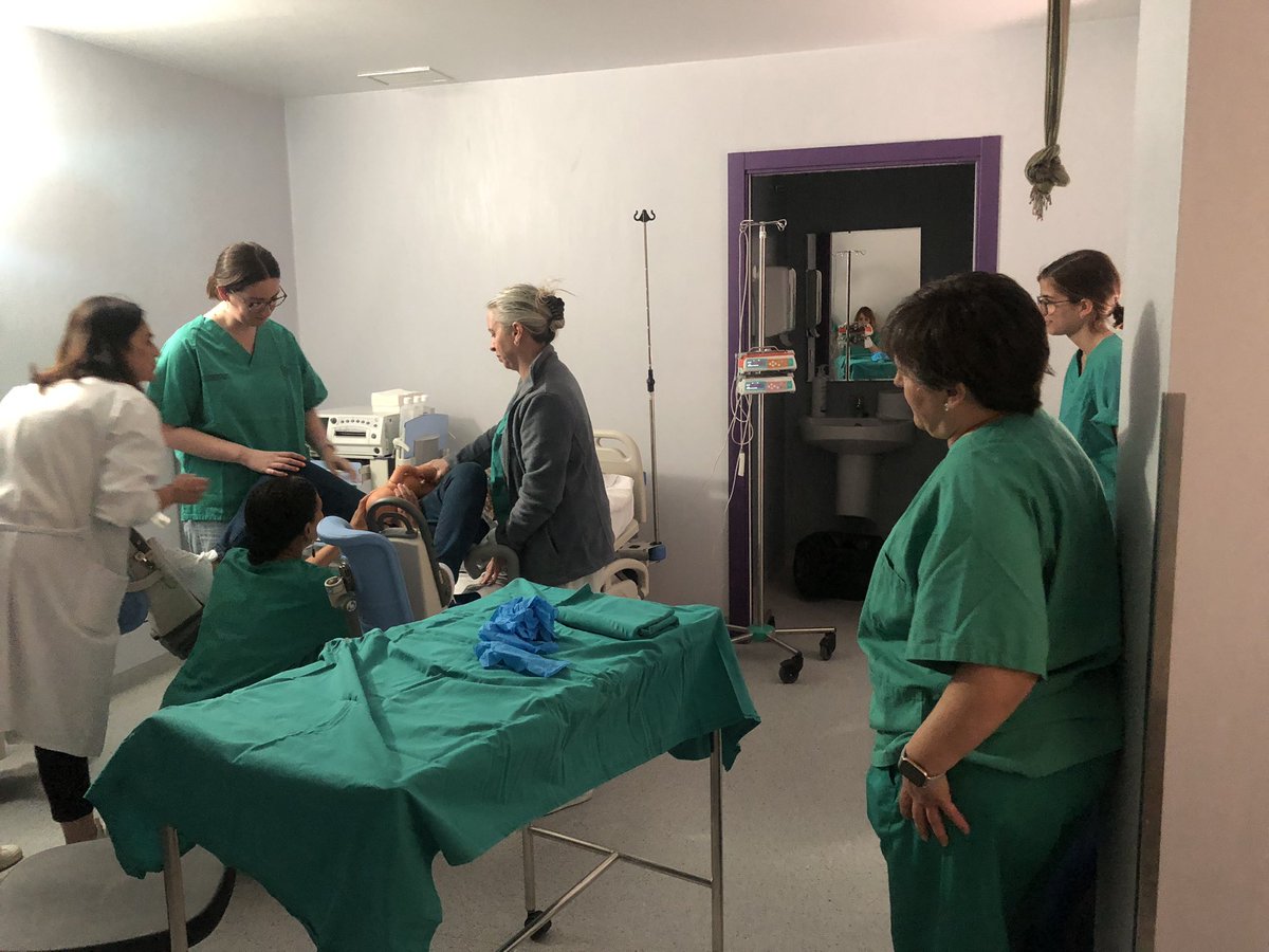 carolmatrona's tweet photo. La sesión de hoy de obstetricia en @GVADrPeset ha sido para refrescar las maniobras ante un encajamiento de hombros. Caso práctico y simulación, para afianzar los conocimientos. Imprescindible el trabajo en equipo: Matronas, gines y TCAES https://t.co/dWA5fR6QYd