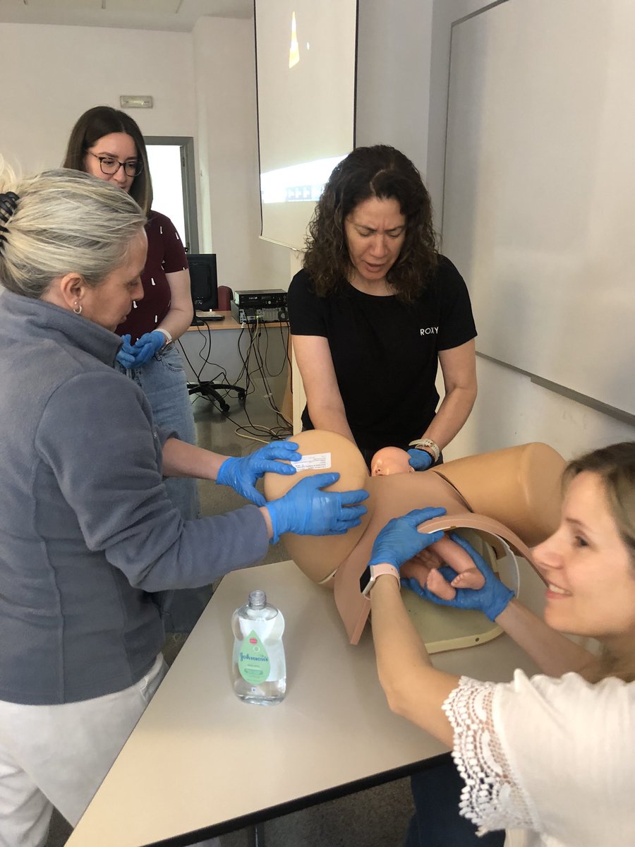 carolmatrona's tweet photo. La sesión de hoy de obstetricia en @GVADrPeset ha sido para refrescar las maniobras ante un encajamiento de hombros. Caso práctico y simulación, para afianzar los conocimientos. Imprescindible el trabajo en equipo: Matronas, gines y TCAES https://t.co/dWA5fR6QYd