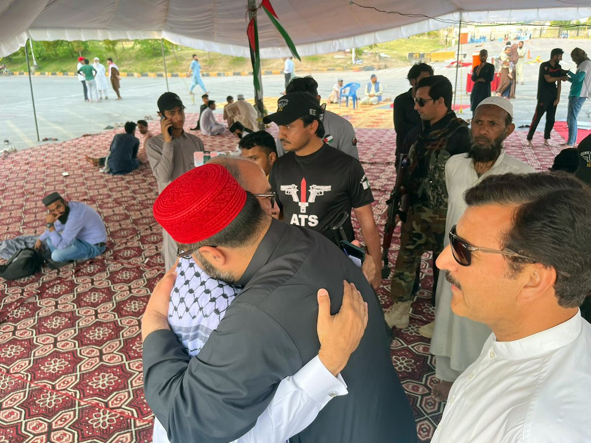ANPMarkaz's tweet photo. عوامی نیشنل پارٹی کے مرکزی صدر ایمل ولی خان کی ڈی چوک اسلام آباد میں جاری "سیو غ زہ دھرنے" کے کیمپ میں آمد، کیمپ میں صدر اے این پی ایمل ولی خان نے جماعت اسلامی کے سینیٹر مشتاق احمد خان سے ملاقات کی۔ صدر عوامی نیشنل پارٹی ایمل ولی خان نے شہداء کیلئے فاتحہ خوانی بھی کی۔

#ANP | #AimalWaliKhan