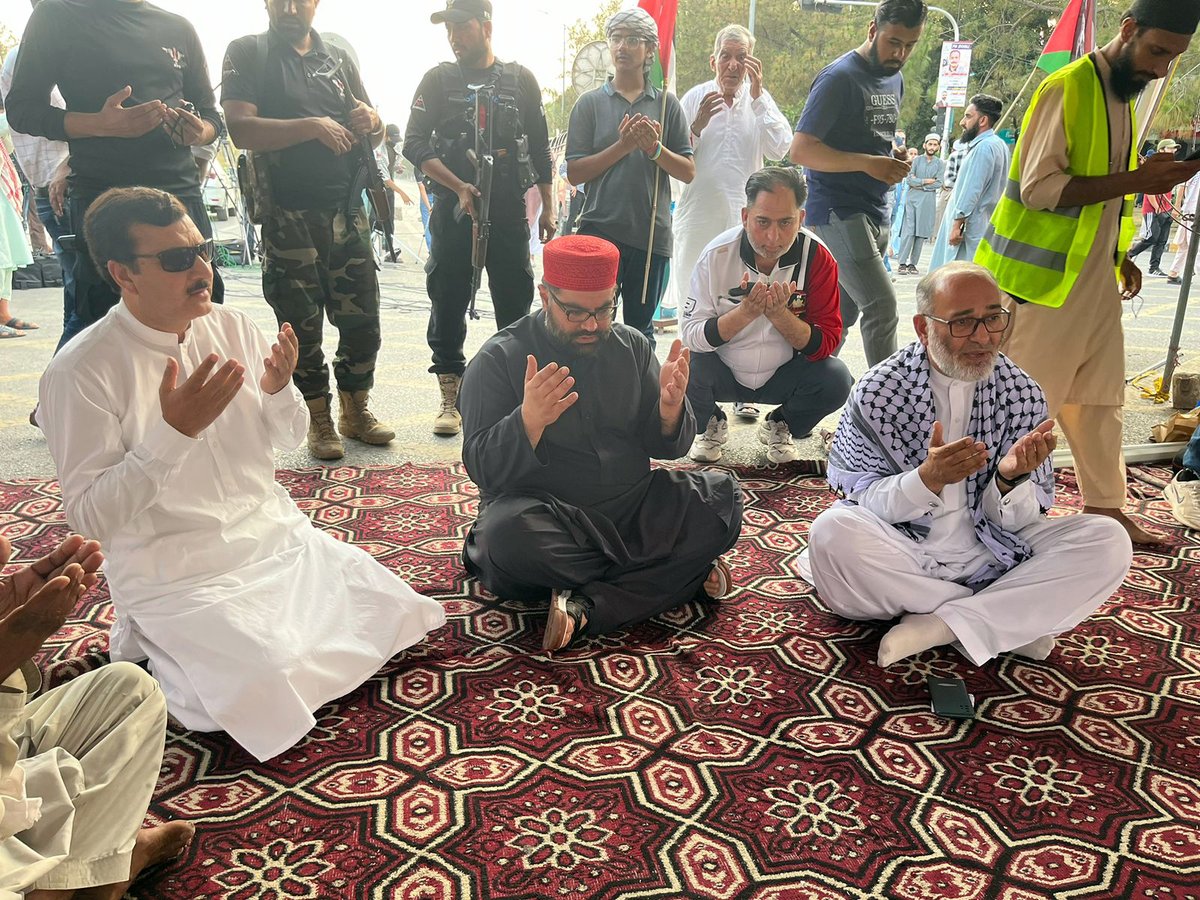 ANPMarkaz's tweet photo. عوامی نیشنل پارٹی کے مرکزی صدر ایمل ولی خان کی ڈی چوک اسلام آباد میں جاری "سیو غ زہ دھرنے" کے کیمپ میں آمد، کیمپ میں صدر اے این پی ایمل ولی خان نے جماعت اسلامی کے سینیٹر مشتاق احمد خان سے ملاقات کی۔ صدر عوامی نیشنل پارٹی ایمل ولی خان نے شہداء کیلئے فاتحہ خوانی بھی کی۔

#ANP | #AimalWaliKhan