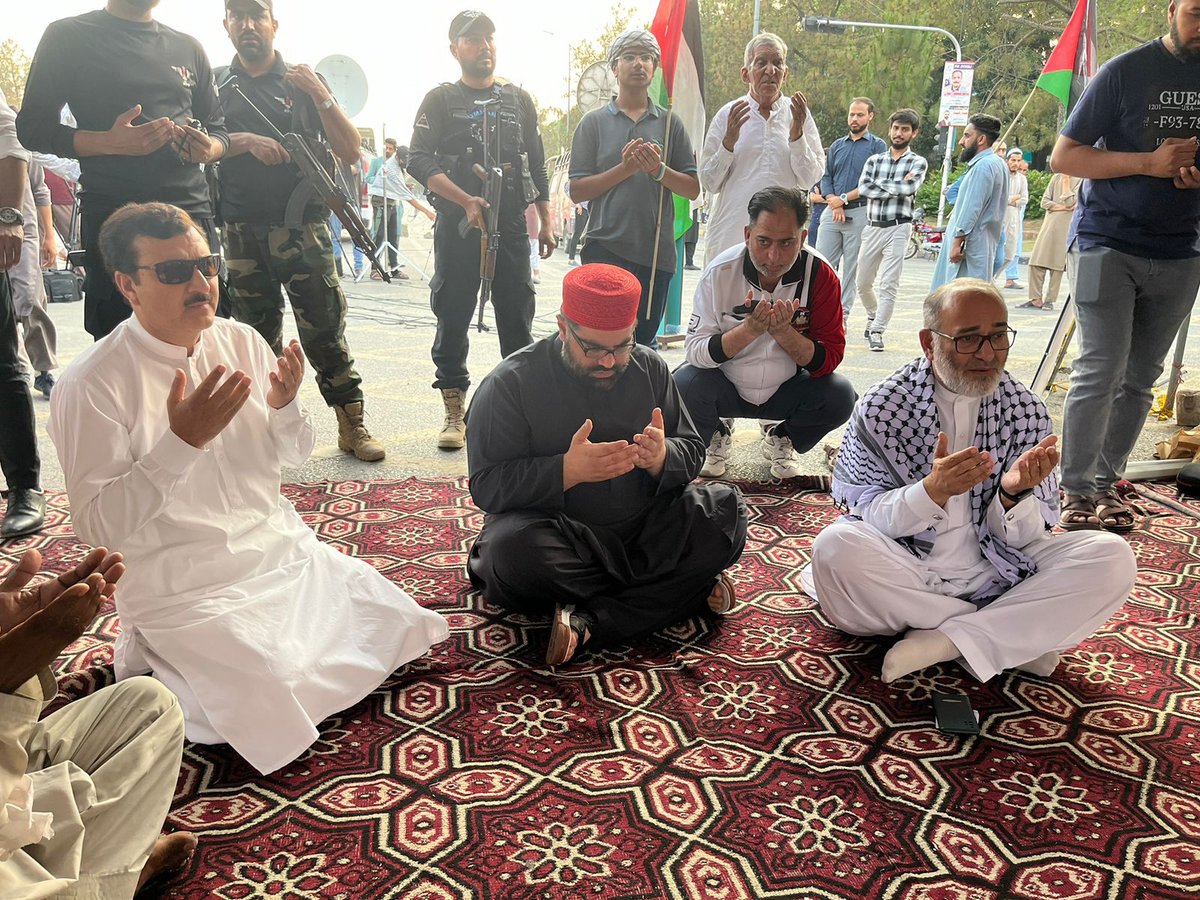 ANPMarkaz's tweet photo. عوامی نیشنل پارٹی کے مرکزی صدر ایمل ولی خان کی ڈی چوک اسلام آباد میں جاری "سیو غ زہ دھرنے" کے کیمپ میں آمد، کیمپ میں صدر اے این پی ایمل ولی خان نے جماعت اسلامی کے سینیٹر مشتاق احمد خان سے ملاقات کی۔ صدر عوامی نیشنل پارٹی ایمل ولی خان نے شہداء کیلئے فاتحہ خوانی بھی کی۔

#ANP | #AimalWaliKhan