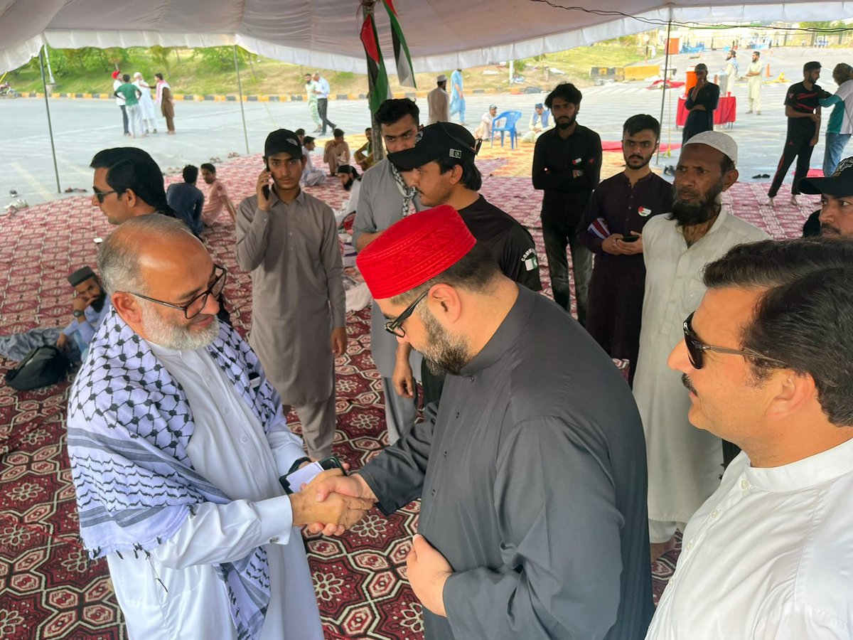 ANPMarkaz's tweet photo. عوامی نیشنل پارٹی کے مرکزی صدر ایمل ولی خان کی ڈی چوک اسلام آباد میں جاری "سیو غ زہ دھرنے" کے کیمپ میں آمد، کیمپ میں صدر اے این پی ایمل ولی خان نے جماعت اسلامی کے سینیٹر مشتاق احمد خان سے ملاقات کی۔ صدر عوامی نیشنل پارٹی ایمل ولی خان نے شہداء کیلئے فاتحہ خوانی بھی کی۔

#ANP | #AimalWaliKhan