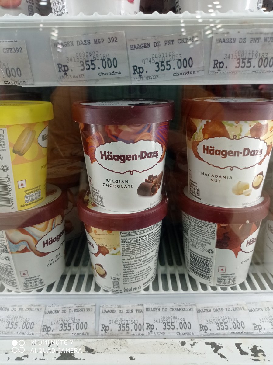 Pengen nyobain ice cream ini tapi kok kasihan sama diri sendiri. Harga segitu bisa buat beli bensin seminggu...
Wkwkwkkwkwkw