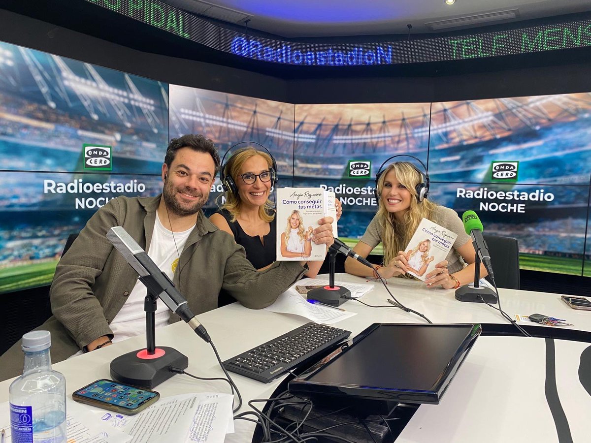 Muchísimas gracias a mis compis <a href="/rocio_burgos/">Rocío Martínez</a> y <a href="/edupidal/">EDU PIDAL</a>  por el cariño y por esa entrevista anoche en <a href="/RadioestadioN/">Radioestadio Noche</a> en <a href="/OndaCero_es/">Onda Cero</a> hablando de mi libro de psicología y coaching “Cómo Conseguir Tus Metas” de editorial Planeta