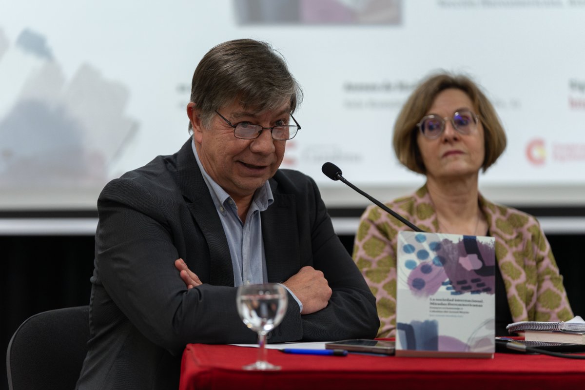 Red_Carolina's tweet photo. 🗞️ Ayer celebramos la presentación del 📕: "La sociedad Internacional. Miradas Iberoamericanas" en el @ateneodemadrid

🙌 Un homenaje a Celestino del Arenal, que participó en la sesión con @JASanahuja, @susanne_gratius, Esther Barbé y @hugocamachom
 
🔗 https://t.co/XVU5yYiduI https://t.co/6rZCFztSbG